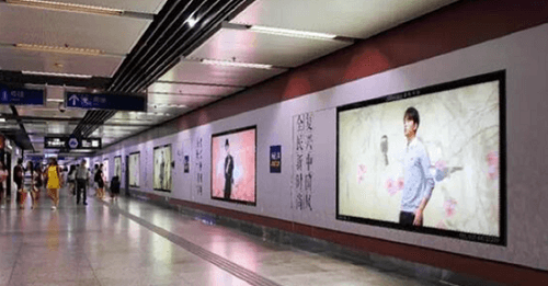 陳曉+裸眼3D驚現(xiàn)在地鐵櫥窗，還不趕緊去偶遇 ！