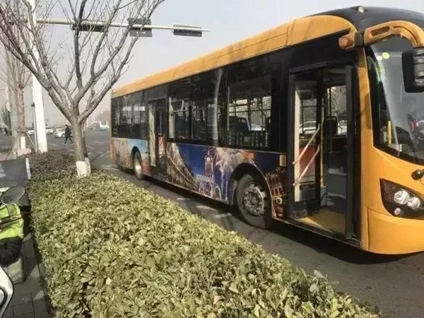 新年將至，一批公交車穿上西海岸定制“新衣”