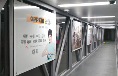 T2航站樓內廊橋貼膜廣告