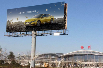 T1、T2航站樓前高速路大牌廣告