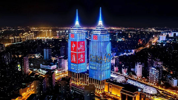 為你喝彩，世界級景觀媒體照亮上海灘！