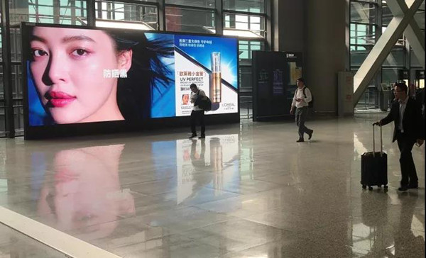 歐萊雅小金管露面上海虹橋國際機(jī)場LED大屏廣告