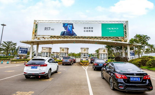 ?？跈C場停車場出入口龍門架看板廣告