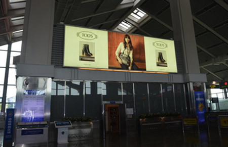 ?？诿捞m機場燈箱廣告