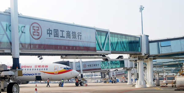 ?？诿捞m機(jī)場(chǎng)外廊橋貼紙廣告