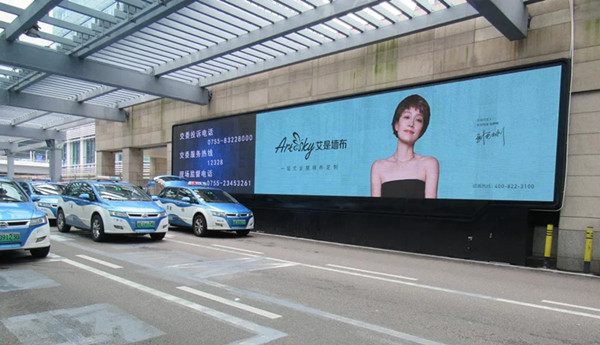 艾是墻布品牌機場廣告投放案例