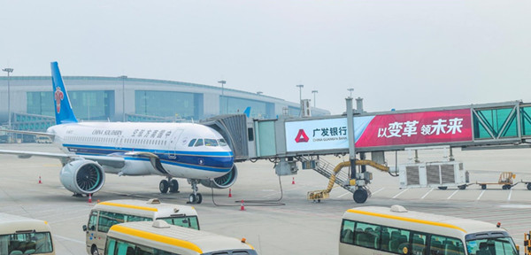 廣州白云機(jī)場廊橋廣告