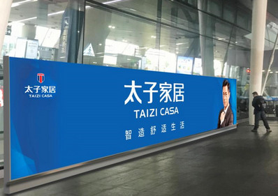 成都機場T2航站樓到達A、B出口之間燈箱廣告