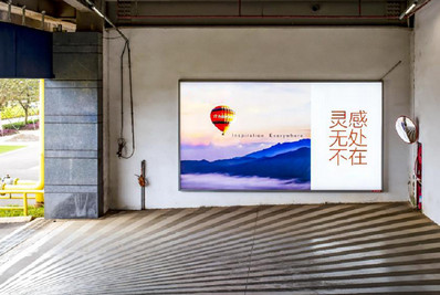 ?？跈C(jī)場停車樓出口處燈箱廣告