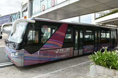 三亞機(jī)場(chǎng)出發(fā)區(qū)擺渡車(chē)廣告案例圖