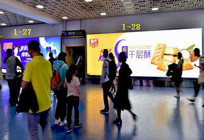 三亞機(jī)場(chǎng)T1一層行李廳中間水族館右側(cè)燈箱廣告