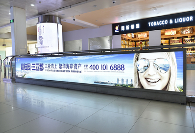 三亞機(jī)場(chǎng)T1一層迎客廳，正對(duì)行李廳B出口燈箱廣告