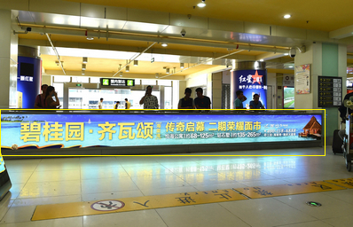 三亞機(jī)場(chǎng)T1一層迎客廳，正對(duì)行李廳C出口燈箱廣告