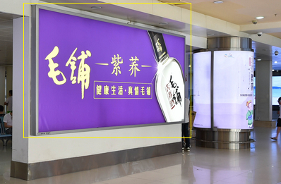 三亞機(jī)場(chǎng)T1一層迎客廳，行李廳B出口附近雙面燈箱廣告