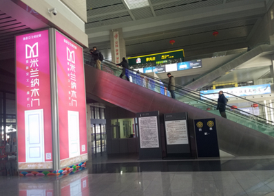 長春西站進(jìn)站大廳扶梯旁立柱燈箱廣告