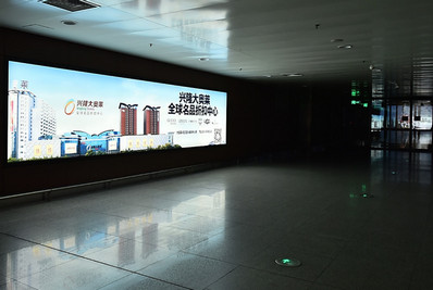 沈陽(yáng)機(jī)場(chǎng)遠(yuǎn)機(jī)位到達(dá)通廊燈箱廣告
