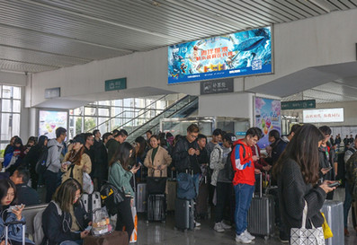 唐家灣站候車大廳、檢票口與到達(dá)口之間圖騰柱燈箱廣告