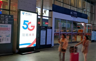 ?？跂|站站前廣場(chǎng)正前方燈箱廣告
