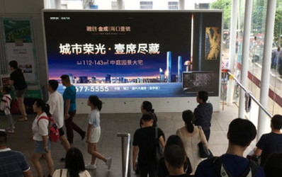 ?？跂|站出站口下樓梯正對(duì)面燈箱廣告