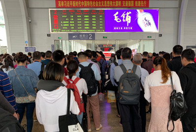 ?？跂|站候車大廳二樓檢票閘機(jī)口LED屏廣告