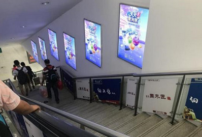 東升站A1、B1電梯通道小燈箱廣告