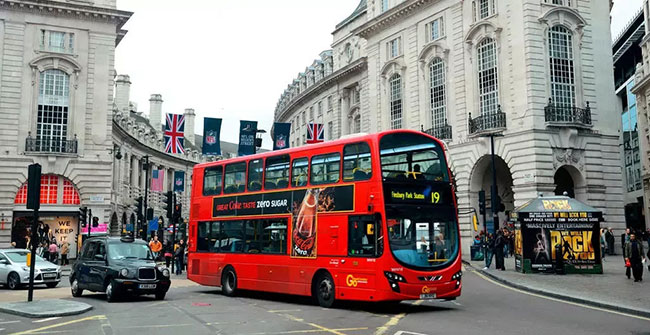 大眾憤怒！英國(guó)電視臺(tái)投放低俗公交車(chē)廣告