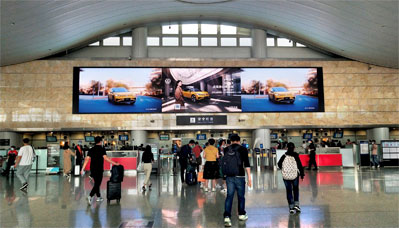 杭州機(jī)場(chǎng)T3國內(nèi)安檢口上方LED廣告