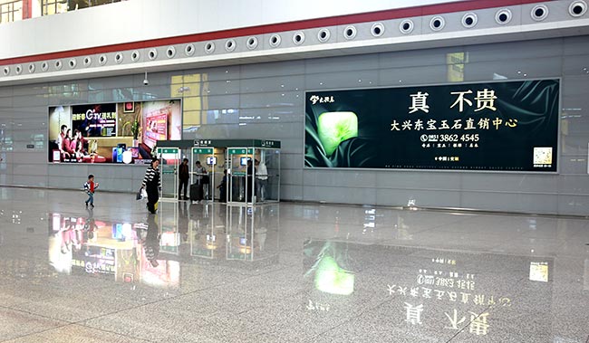 候車(chē)大廳墻面燈箱廣告