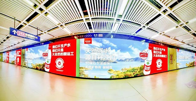 武漢地鐵廣告媒體迎來改造升級，“燈箱+墻貼”化身“超級燈箱”！