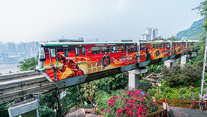 重慶地鐵廣告案例，院線電影重慶地鐵外包車廣告，重慶網(wǎng)紅地鐵廣告效果怎么樣？