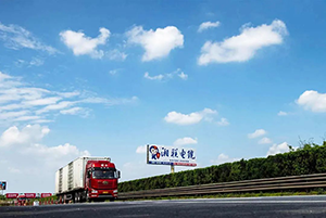 湖南省高速立柱大牌廣告案例，建材電纜高速廣告，高速公路廣告效果怎么樣？