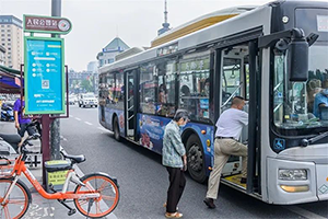 成都公交廣告價(jià)格多少錢？食品生鮮快消成都公交車身廣告案例