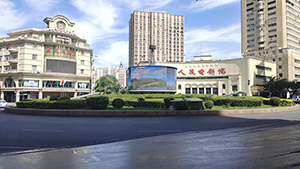 烏魯木齊LED大屏價(jià)格？金融債券烏魯木齊人民電影院環(huán)島環(huán)形LED案例