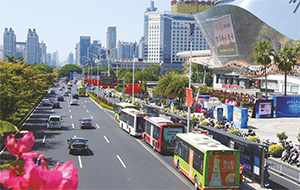 南寧公交車廣告價(jià)格多少錢？南寧巴士廣告外車身線路報(bào)價(jià)