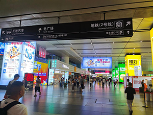 南昌西站高鐵廣告價(jià)格多少錢？南昌西高鐵站出站大廳最醒目廣告牌