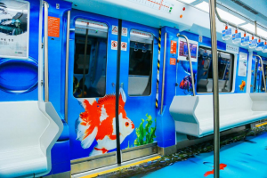 福州地鐵列車廣告價(jià)格多少錢？福州地鐵金魚主題車廂內(nèi)包車廣告