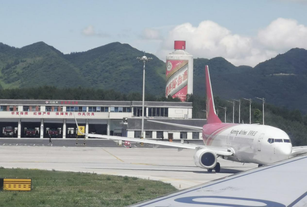 遵義機(jī)場(chǎng)廣告價(jià)格多少錢(qián)？貴州遵義茅臺(tái)機(jī)場(chǎng)到達(dá)廣告牌優(yōu)勢(shì)位置？