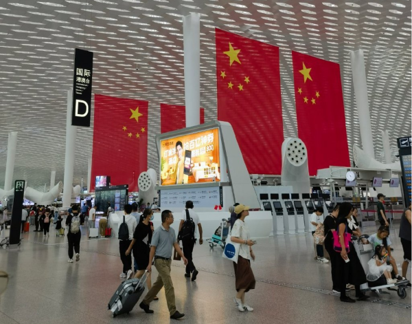 深圳機場出發(fā)值機廣告牌旁的大蓮蓬是干啥用的？深圳機場廣告價格