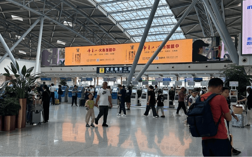 濟(jì)南遙墻機(jī)場(chǎng)最大廣告屏在哪里？濟(jì)南機(jī)場(chǎng)航站樓廣告價(jià)格多少錢？