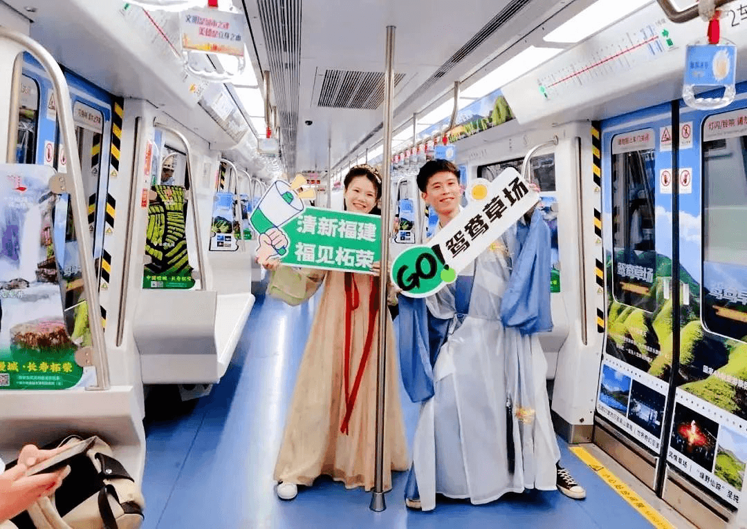 福州地鐵列車廣告駛向柘榮草場(chǎng)，藍(lán)天碧草絕美地鐵內(nèi)包車廣告價(jià)格
