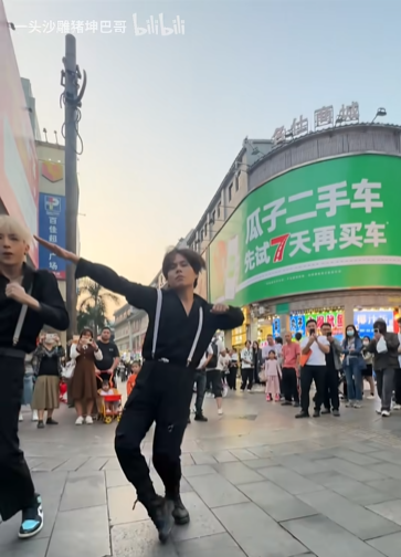 當深圳東門步行街戶外大牌廣告遇上科目三，閣下又該如何應(yīng)對？