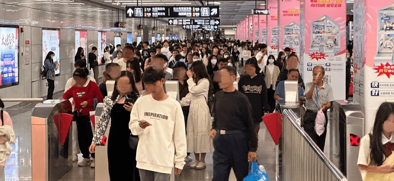 南寧地鐵廣告價(jià)格收費(fèi)多少錢？南寧地鐵朝陽廣場(chǎng)站站廳包柱廣告