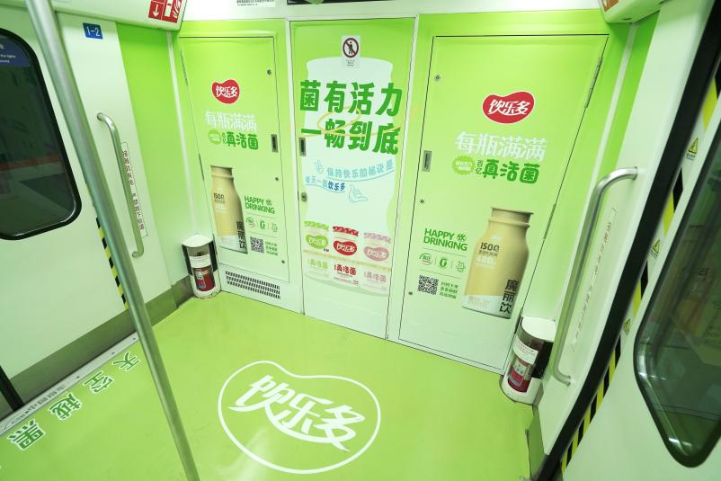 青島地鐵列車廣告案例圖，青島地鐵廣告內(nèi)包車價格收費多少錢？