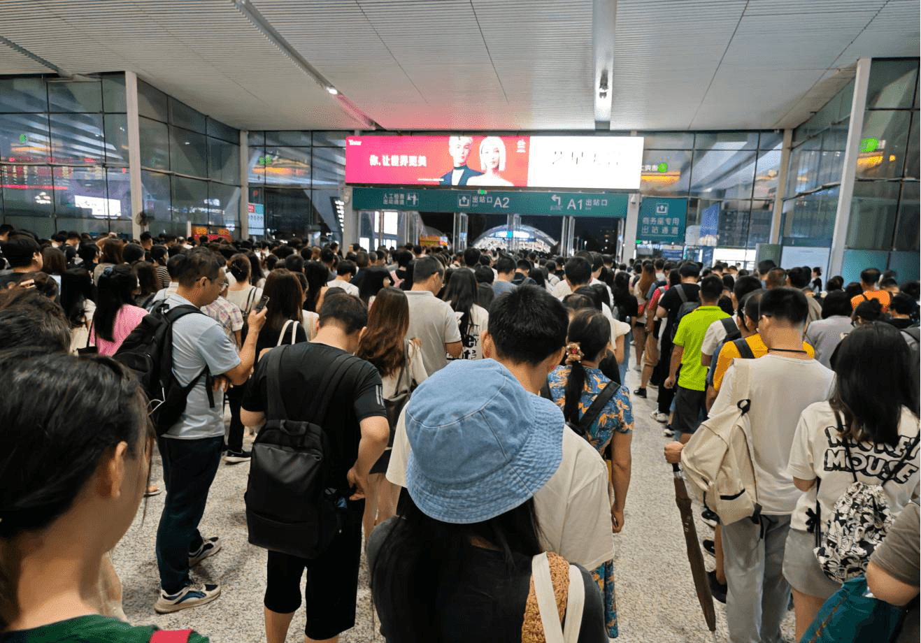 深圳北站出站閘機燈箱廣告牌價格收費多少錢？深圳北高鐵站春運