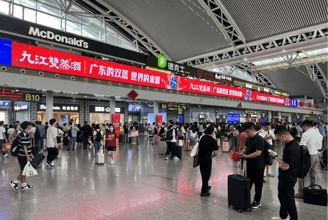 廣州南站候車大廳LED大屏廣告價(jià)格收費(fèi)多少？廣州南高鐵站廣告案例