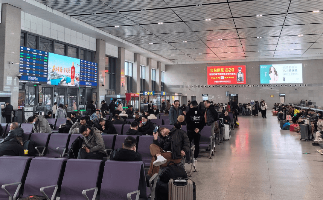 嘉興南高鐵站廣告價格收費多少錢？嘉興南站春運熱門候車廣告牌
