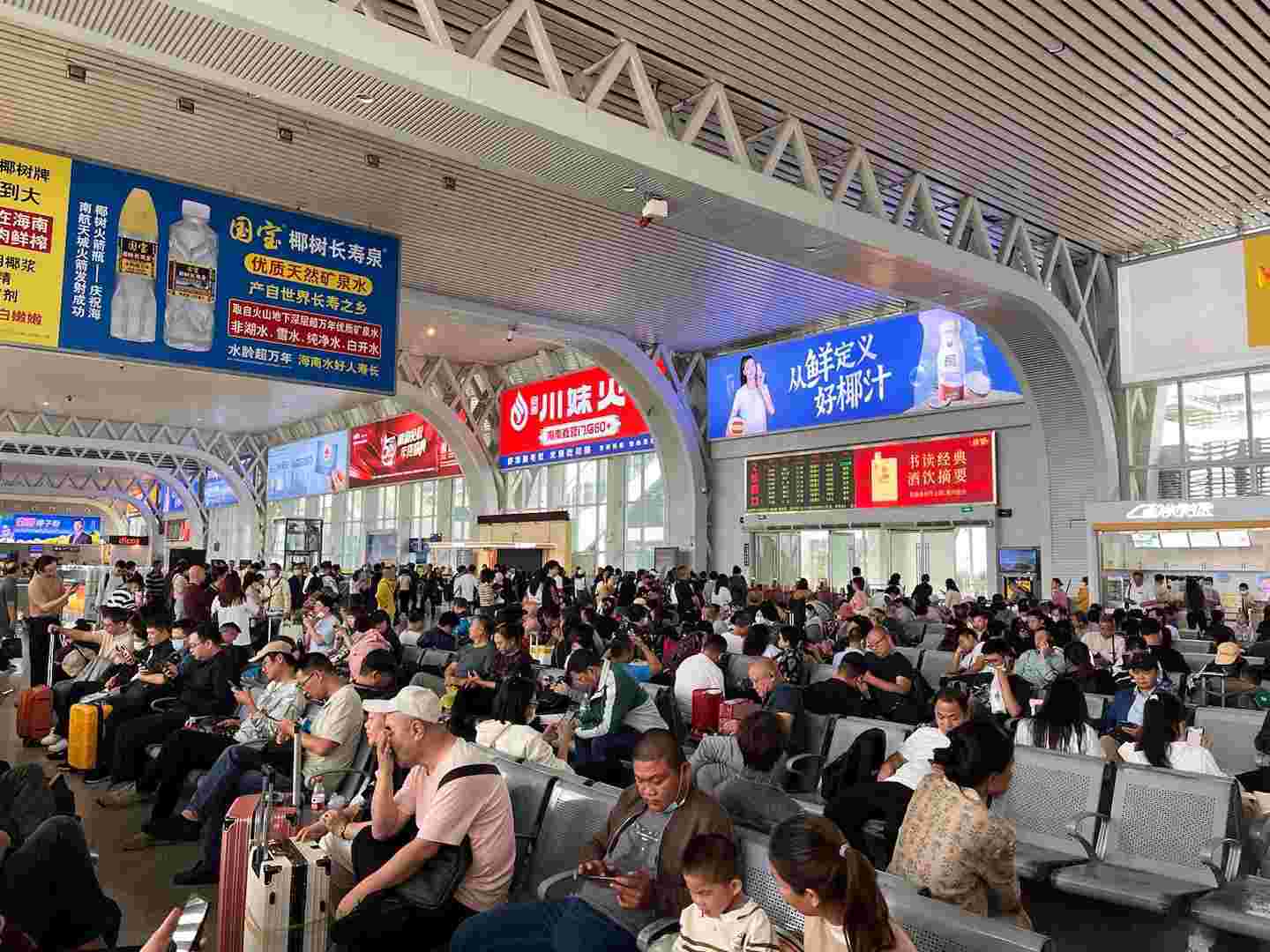 海口東站高鐵廣告價(jià)格收費(fèi)，?？诟哞F東站候車(chē)大廳廣告牌春運(yùn)熱門(mén)