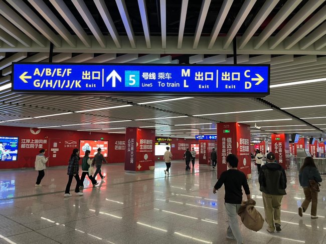 南寧地鐵廣告價(jià)格收費(fèi)，南寧地鐵廣西大學(xué)站廳站臺(tái)墻貼包柱廣告