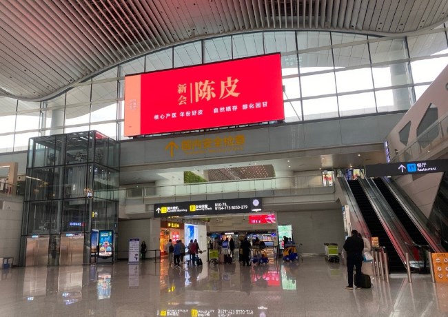 廣州機(jī)場(chǎng)出發(fā)值機(jī)大廳熱門廣告位案例，廣州白云機(jī)場(chǎng)廣告價(jià)格收費(fèi)