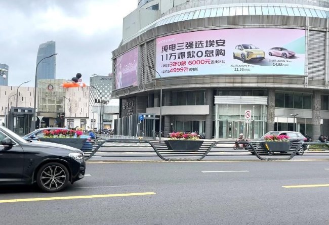 寧波天一廣場(chǎng)東門(mén)口戶外大牌廣告價(jià)格，寧波三江口外灘樓體廣告牌